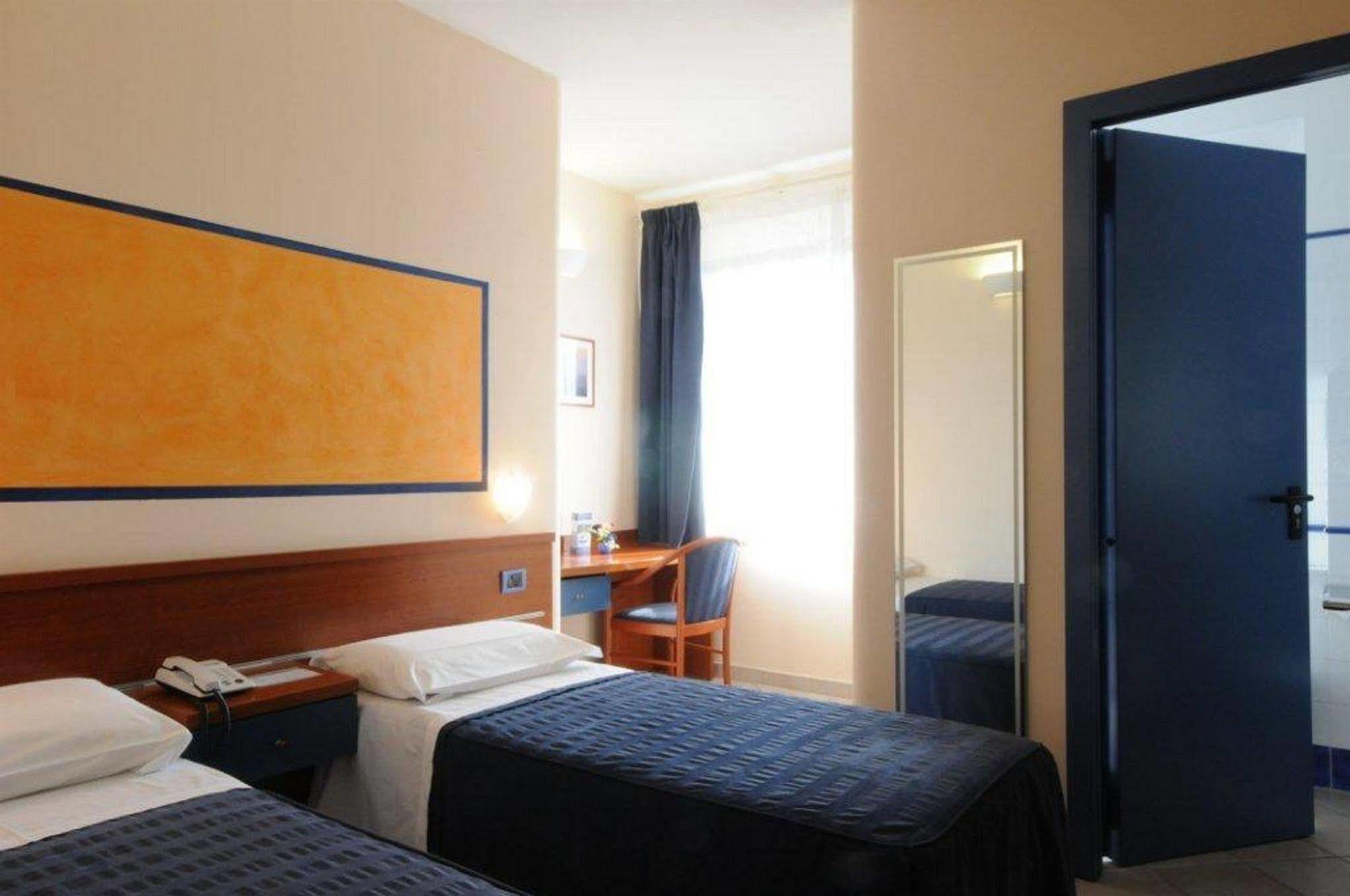 1000 Miglia Hotell Monteroni dʼArbia Exteriör bild